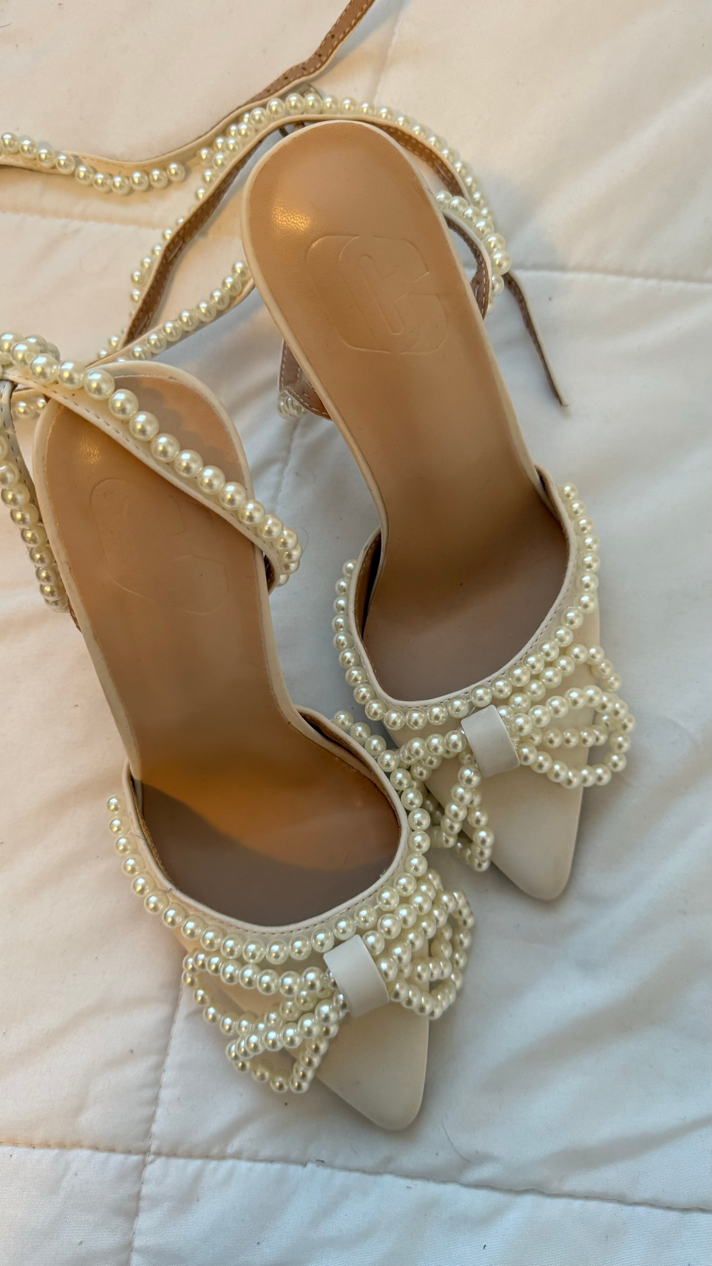 Pearl bow heels 6.5